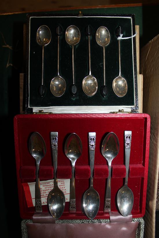 Six silver bean end coffee spoons, 6 pairs plated fish eaters & 3 other sets of plated flatware, all cased